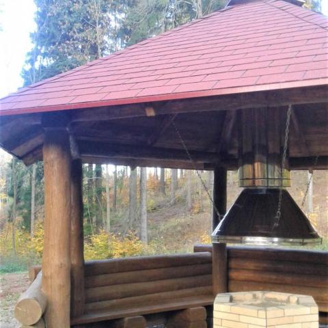 Dřevěný altán s ohništěm 2