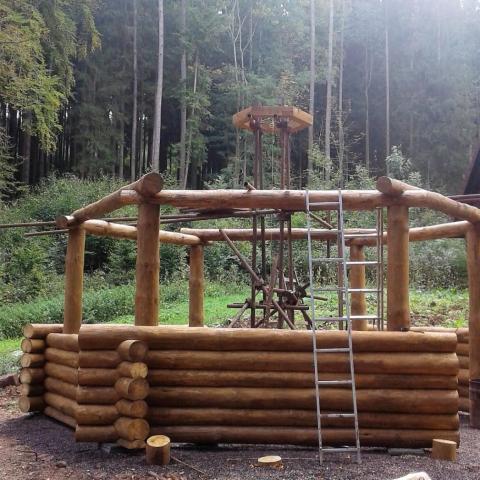 Dřevěný altán s ohništěm